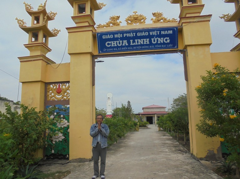 Tác giả trước tam quan chùa Linh Ứng trong ngày đầu tháng Chạp năm Canh Tý - Ảnh: TGCC