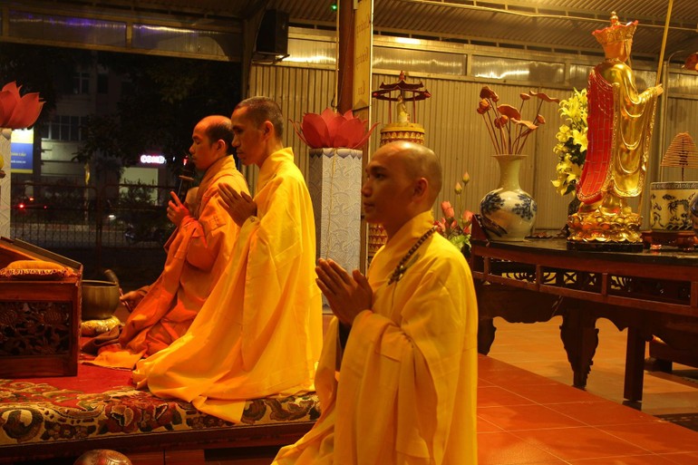 Chư tôn đức niêm hương, bạch Phật và đảnh lễ Tam bảo tại buổi lễ