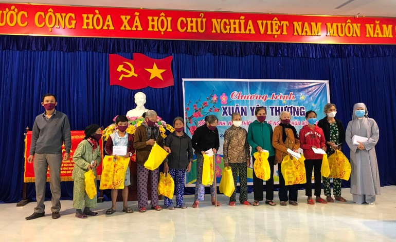 Sư cô Huệ Liên và ông Lê Thanh Phương - Phó Chủ tịch UBND xã Sơn Viên đại diện trao quà