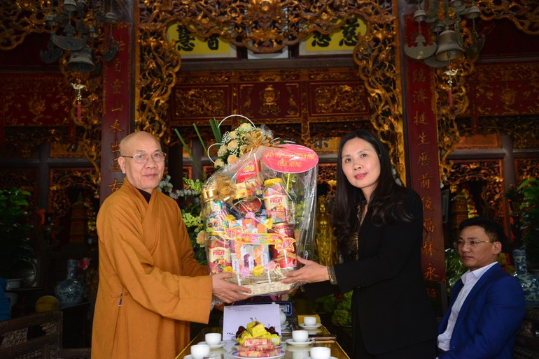 Bà Trần Thị Minh Nga tặng quà tết đến Hòa thượng Thích Quảng Tùng