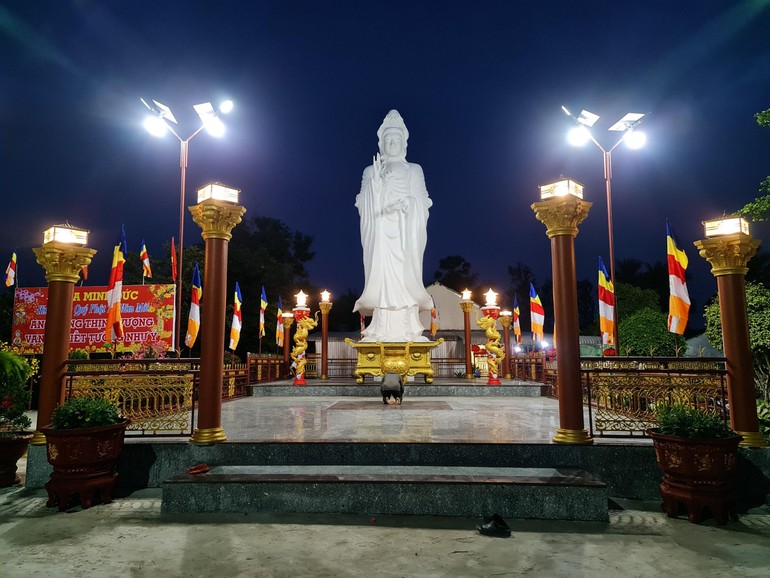 Tôn tượng Bồ-tát Quán Thế Âm tại chùa Minh Đức