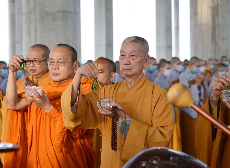 Trưởng lão Hòa thượng Thích Trí Quảng và chư tôn đức thực hiện nghi thức sái tịnh tại buổi lễ
