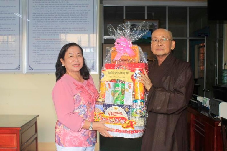 Hòa thượng Thích Chơn Minh tặng quà tết tại mỗi nơi đoàn đến thăm