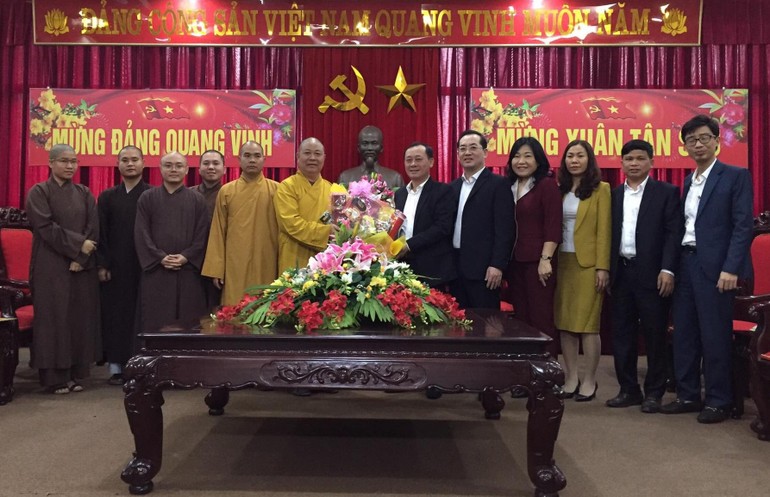 Đoàn lãnh đạo Phật giáo Vinh chúc Tết chính quyền thành phố - Ảnh: Hữu Tình