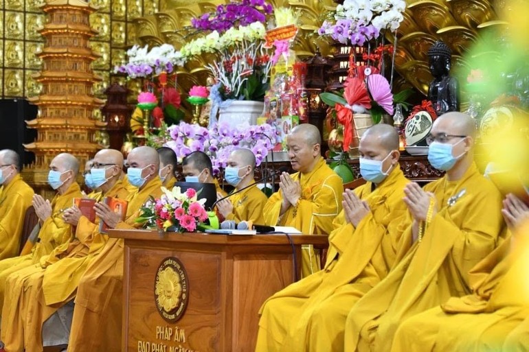 Chư Tăng chùa Giác Ngộ cầu nguyện siêu độ hương linh nhạc sĩ Lam Phương và em rể của ông