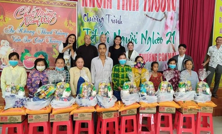 Nhóm Phật tử chùa Linh Bửu tặng quà Tết cho người nghèo