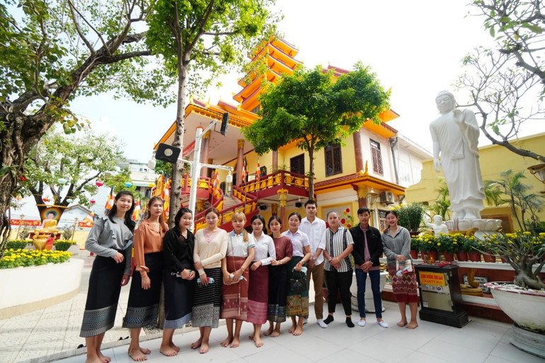 Các bạn sinh viên Lào viếng chùa Tam Bảo