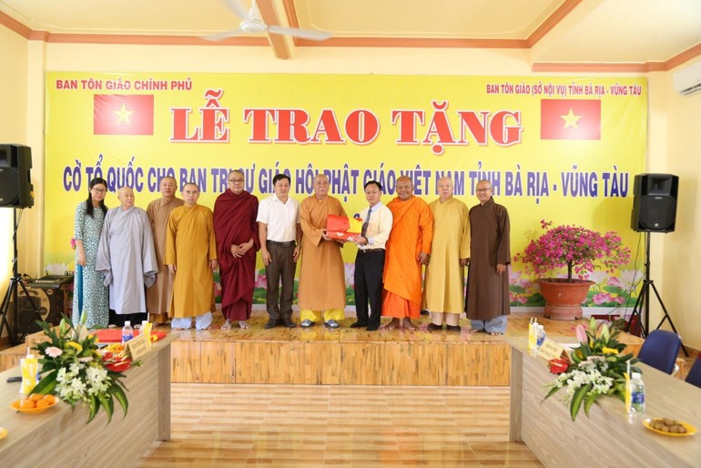 HT.Thích Quảng Hiển nhận cờ Tổ quốc từ ông Trà Quang Thanh