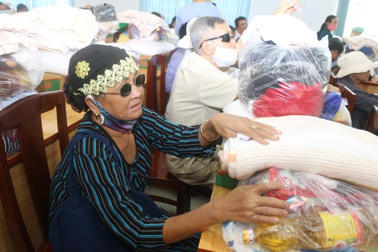 Ban Từ thiện thiền viện Vạn Hạnh tặng quà tại Đồng Nai 