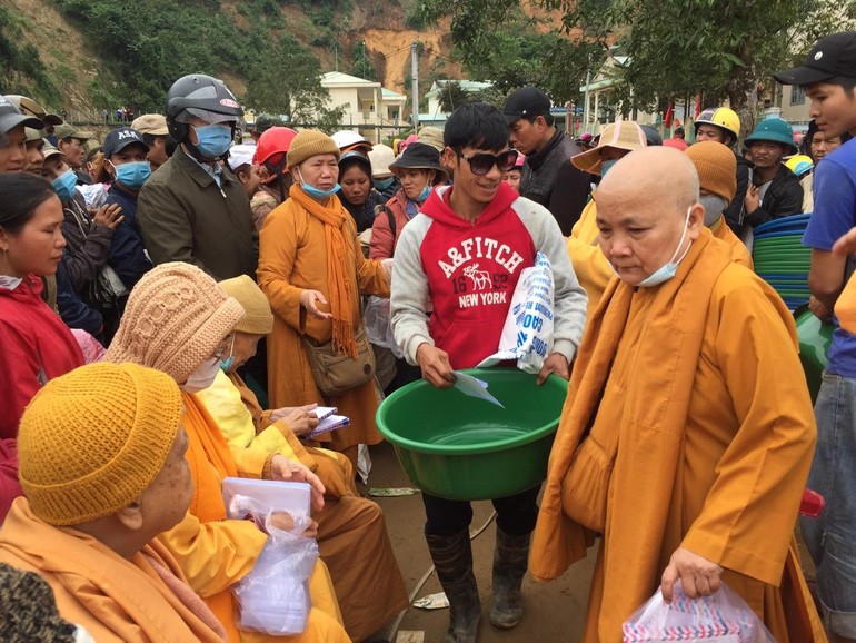 Đoàn từ thiện Ni giới Hệ phái Khất sĩ trao quà tại tỉnh Quảng Nam