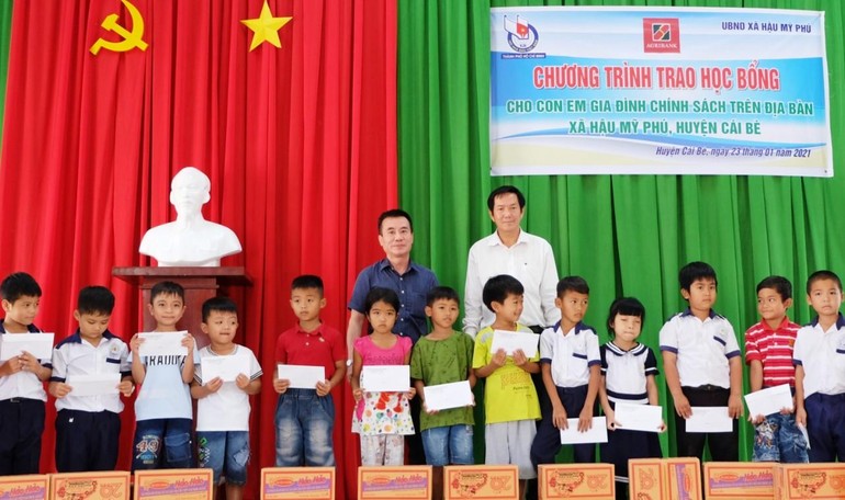 100 học sinh nhận học bổng là con các gia đình khó khăn ở xã Hậu Mỹ Phú, tỉnh Tiền Giang 