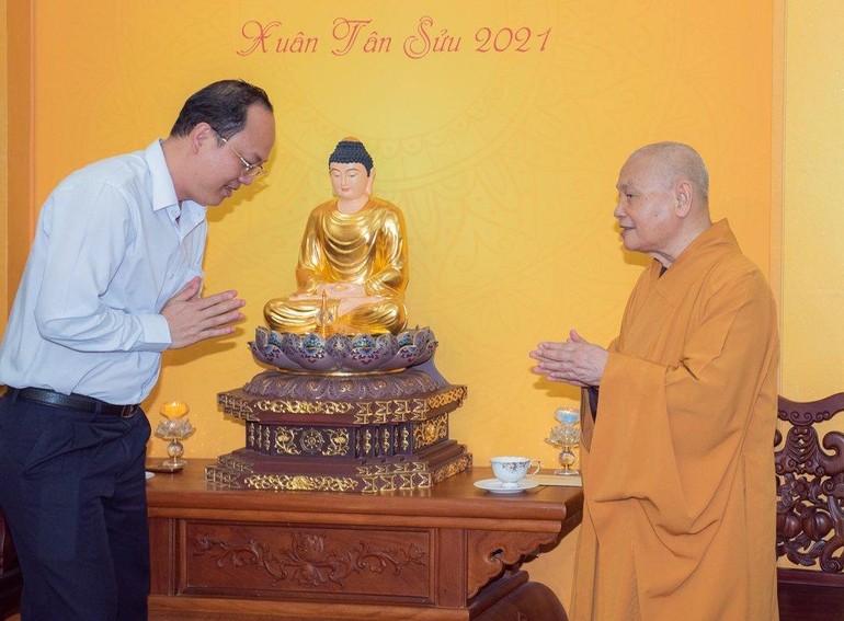 Phó Bí thư Thành ủy Nguyễn Hồ Hải chúc Tết đến Hòa thượng Chủ tịch