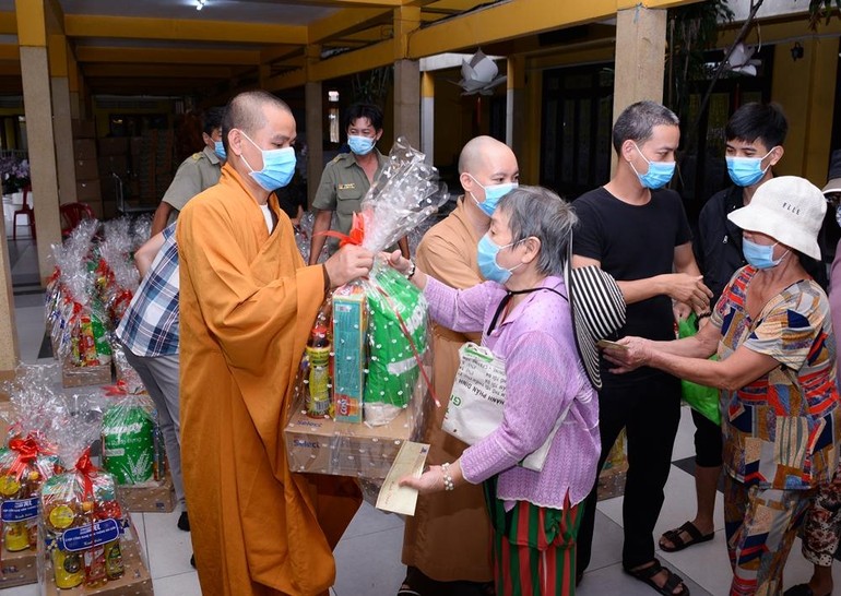 Chư Tăng chùa Vĩnh Nghiêm trao quà Tết đến các hộ nghèo trong khu vực phường Võ Thị Sáu