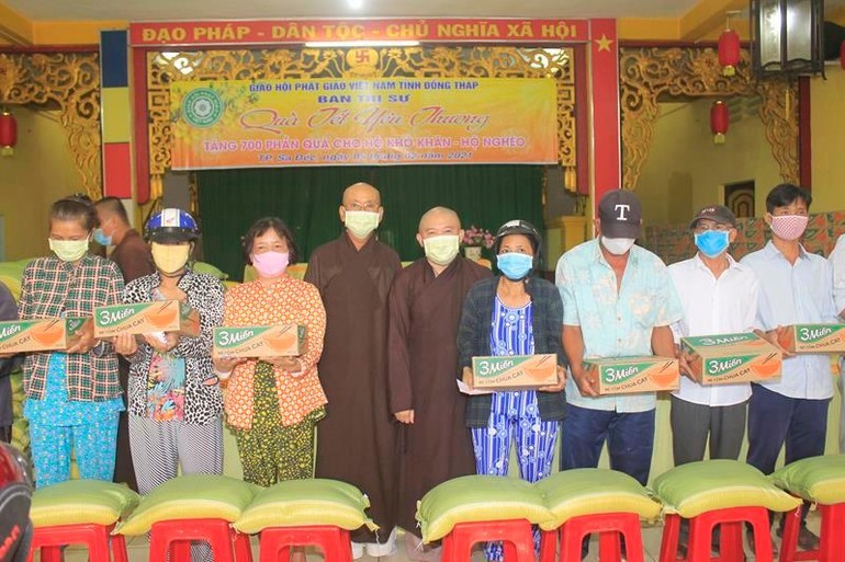 Ban Trị sự Phật giáo tỉnh Đồng Tháp đã tổ chức tặng 700 phần quà Tết đến gia đình nghèo