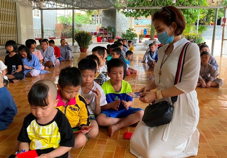 Nhóm Vạn Duyên Từ Tâm lì-xì cho 50 trẻ em mồ côi, cơ nhỡ đang được nuôi dưỡng tại chùa Thanh Sơn