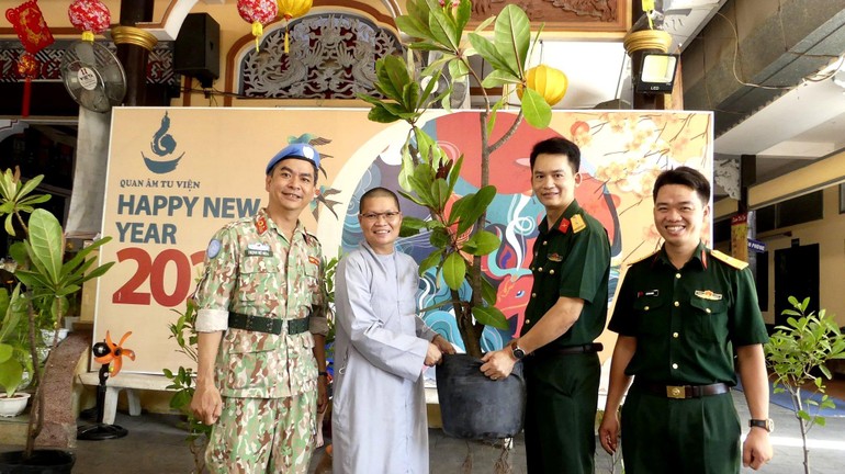 Đại diện Bệnh viện 175 tặng cây xanh đến Sư cô Thích nữ Huệ Đức