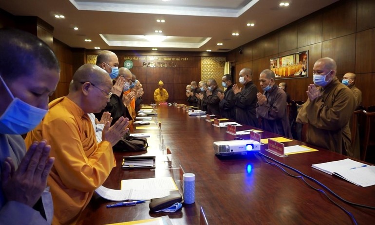 Chư tôn đức Ban Thường trực Ban Trị sự Phật giáo TP.HCM niệm Phật cầu gia hộ