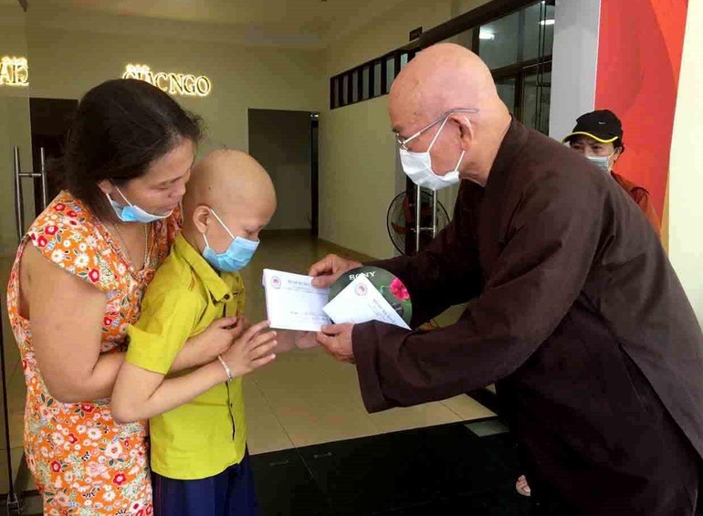Hòa thượng Thích Tâm Viên trao tiền ủng hộ của bạn đọc đến bệnh nhân khó khăn - Ảnh: M.Tuyền