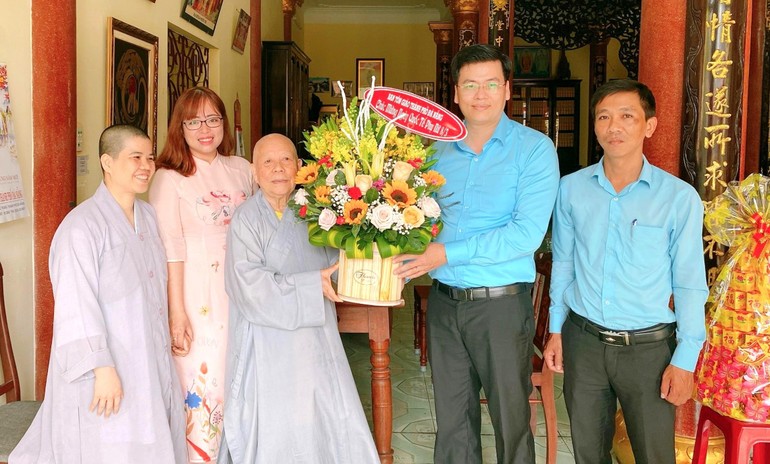 Ni trưởng Thích nữ Diệu Cảnh, Trưởng Phân ban Ni giới GHPGVN TP.Đà Nẵng nhận hoa chúc mừng 