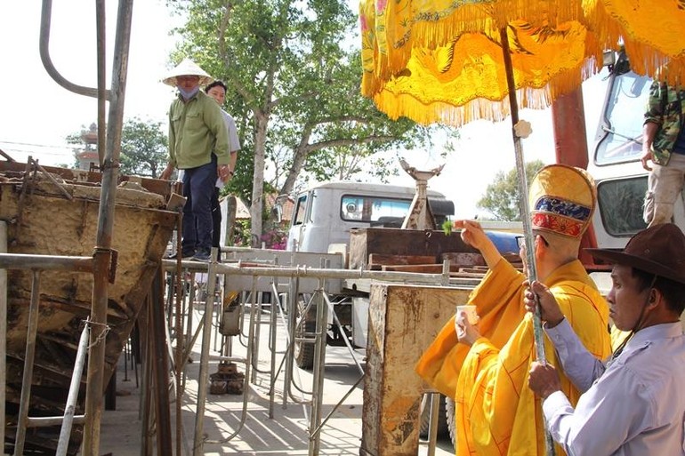 Thực hiện nghi thức sái tịnh đúc tôn tượng tại chùa Phổ Minh