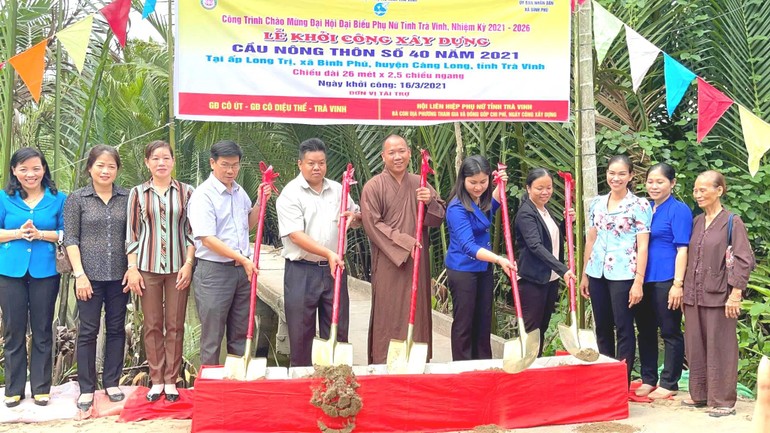 Đại đức Thích Minh Trí cùng với chính quyền địa phương khởi công xây cầu nông thôn số 40 tại ấp Long Trị