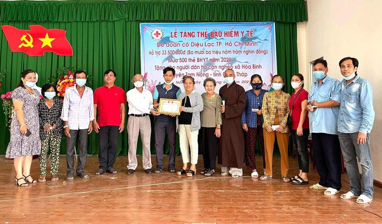 Các đơn vị phối hợp trao tặng 500 thẻ bảo hiểm y tế cho các hộ cận nghèo tại huyện Tam Nông