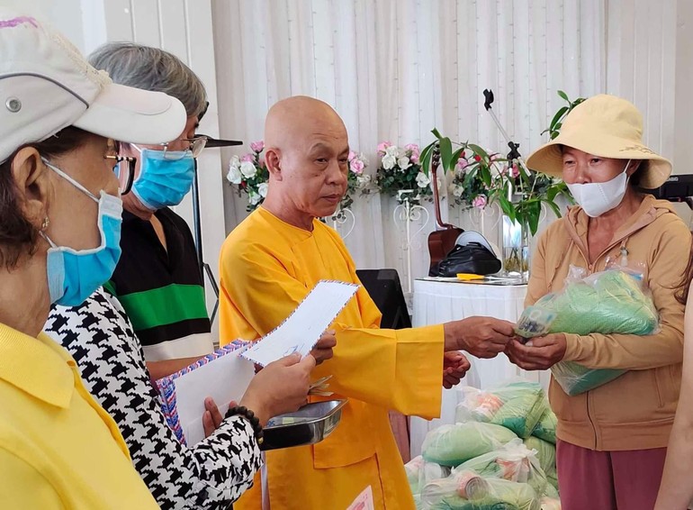 Thượng tọa Thích Quảng Tâm, trụ trì chùa Linh Thứu trao quà đến bệnh nhân thận