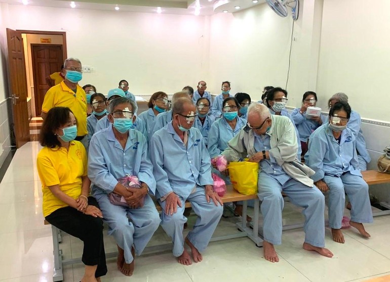 100 bệnh nhân bị đục thủy tinh thể được tài trợ phẫu thuật phaco - Ảnh: T.N