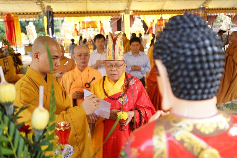 Hòa thượng Thích Quảng Xả thực hiện các nghi thức tại đại lễ "Uống nước nhớ nguồn"