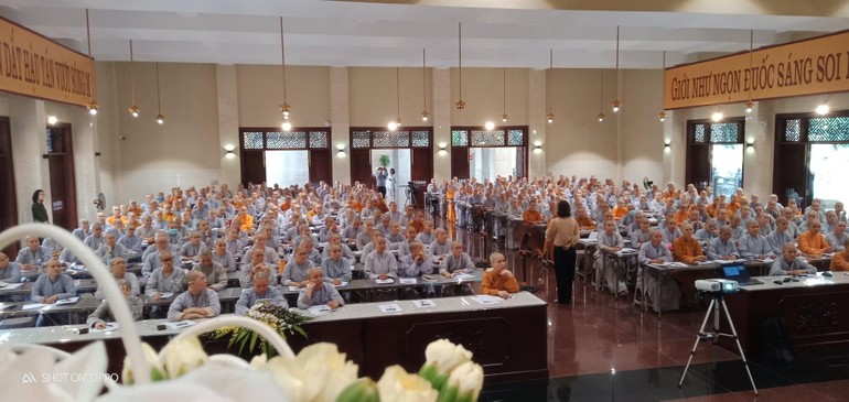 Ni chúng nội trú tại Học viện Phật giáo VN tại TP.HCM tham gia chuyên đề về sức khỏe và bệnh ung bướu