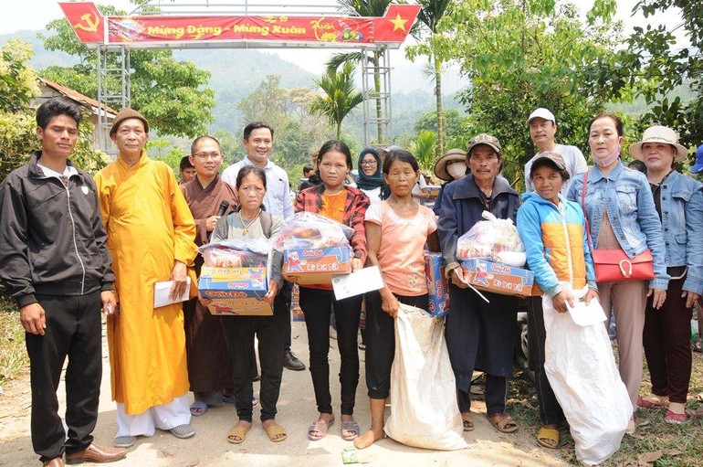 Chùa Hưng Quang tặng quà đến bà con khó khăn tại xã Trà Vinh, huyện miền núi Nam Trà My