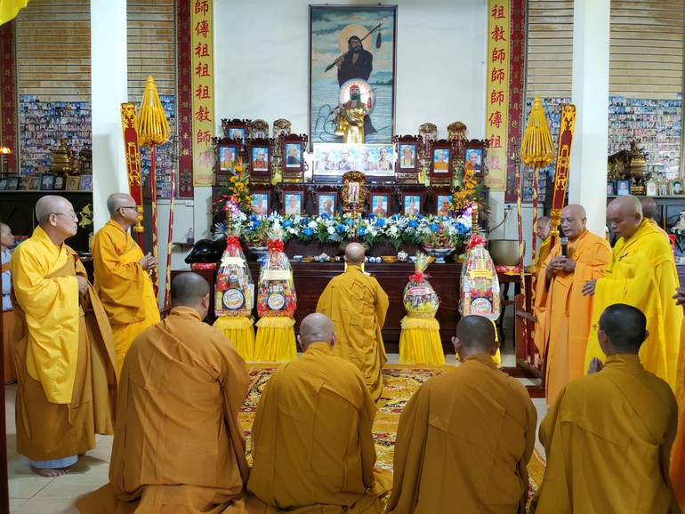 Ban Quản trị chùa Viên Minh, môn đồ pháp quyến thành kính tưởng niệm cố Hòa thượng Thích Vĩnh Thiệu