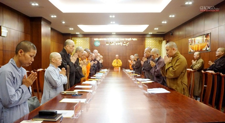 Chư tôn đức Ban Thường trực Ban Trị sự TP.HCM niệm Phật cầu gia hộ