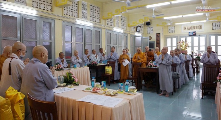 Chư Ni Phân ban Ni giới Trung ương niệm Phật cầu gia hộ trước buổi họp tại tổ đình Từ Nghiêm