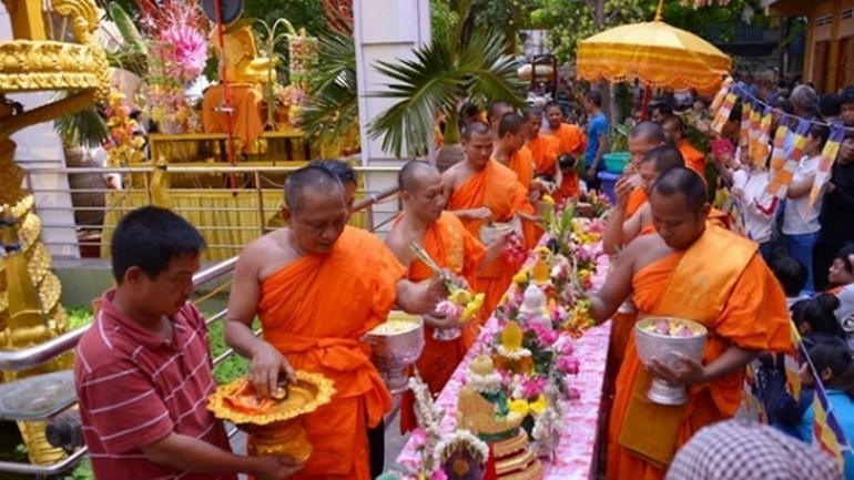 Chư Tăng chùa Candaransi - TP.HCM thực hiện nghi lễ Tắm Phật nhân Tết cổ truyền Chôl Chnăm Thmây