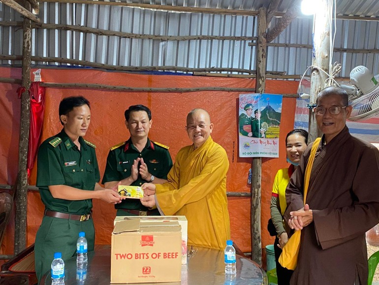 Hòa thượng Thích Minh Thiện trao quà đến đại diện các chốt biên phòng thuộc tỉnh Long An