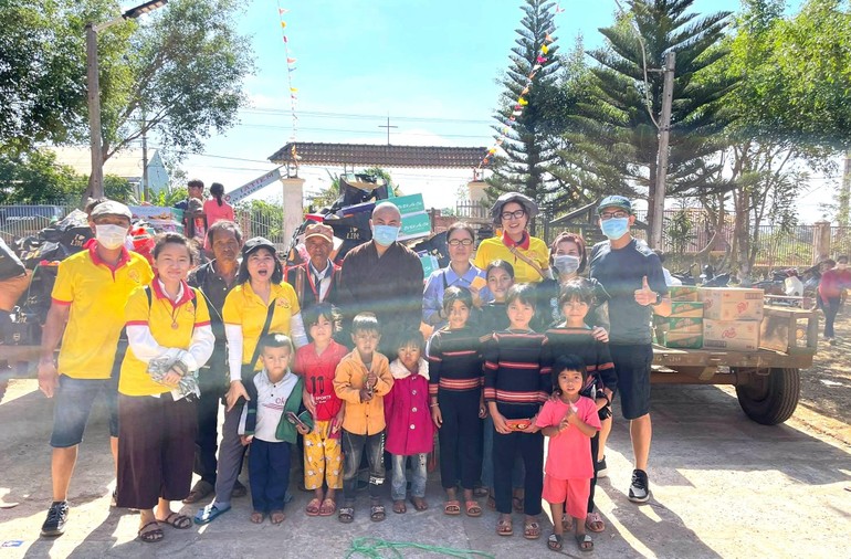 Hội Từ thiện chùa Tường Nguyên đã trao 600 phần quà tại hai huyện thuộc tỉnh Gia Lai - Ảnh: T.N