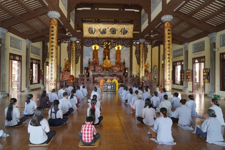 Phật tử gần xa đã đến tham dự khóa tu “Ngày an lạc” tại chùa Pháp Hoa