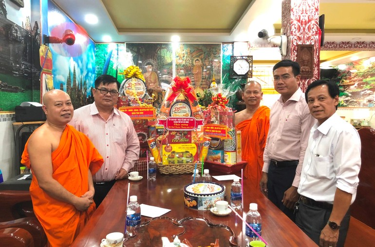 Đoàn Ủy ban MTTQVN TP.HCM thăm, chúc Tết cổ truyền Chôl Chnăm Thmây tại chùa Pothiwong - Ảnh: MTTP