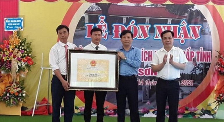 Đại diện xã Nghi Yên nhận Bằng xếp hạng Di tích lịch sử cấp tỉnh chùa Sơn Hải