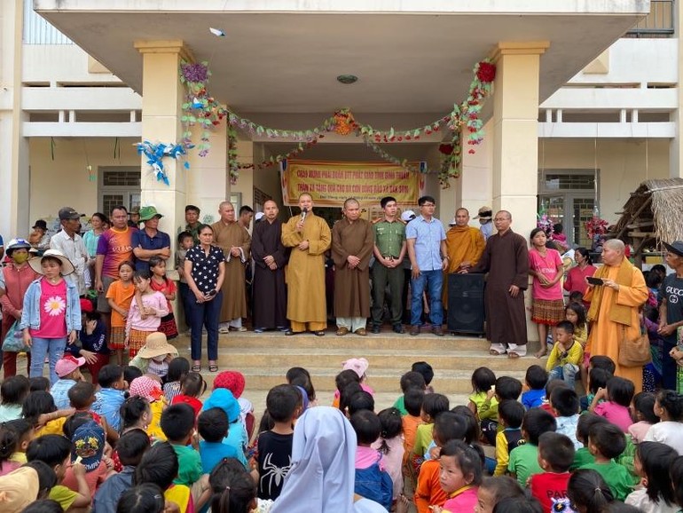 Đoàn Từ thiện Phật giáo tỉnh Bình Thuận đến xã Đắk Som, huyện Đắk Glong trao quà đến bà con khó khăn