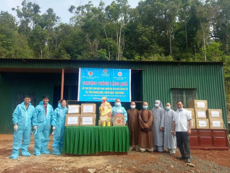 Ban Trị sự Phật giáo huyện Đắk R'lấp kết hợp cùng các cơ quan tặng 150 suất quà đến kiều bào Campuchia