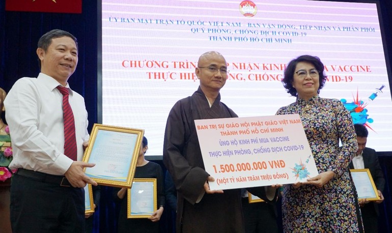Thượng tọa Thích Thiện Quý trao bảng 1,5 tỷ đồng của toàn Tăng Ni, Phật tử Phật giáo TP.HCM đóng góp