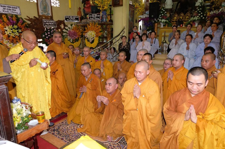 Thực hiện nghi thức sái tịnh tại Giác linh đường chùa Phổ Quang