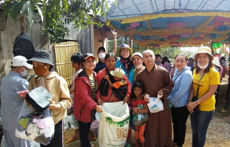 Đại đức Thích Giác Thọ trao quà đến người nghèo xã Sông Phan - Ảnh: CTV