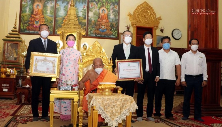 Đại sứ Việt Nam tại trao Campuchia cúng dường đến chư Tăng, Đức Tăng thống Tepvong đại diện tiếp nhận - Ảnh: CTV