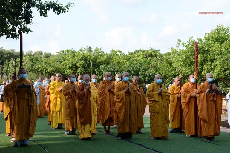 Ban Thường trực tỉnh và Ban Trị sự TP.Bạc Liêu thực hiện nghi thức tam bộ nhất bái tại Quán Âm Phật Đài