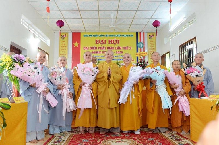 Tân Ban Trị sự GHPGVN huyện Thạnh Hóa ra mắt đại hội và nhận hoa chúc mừng