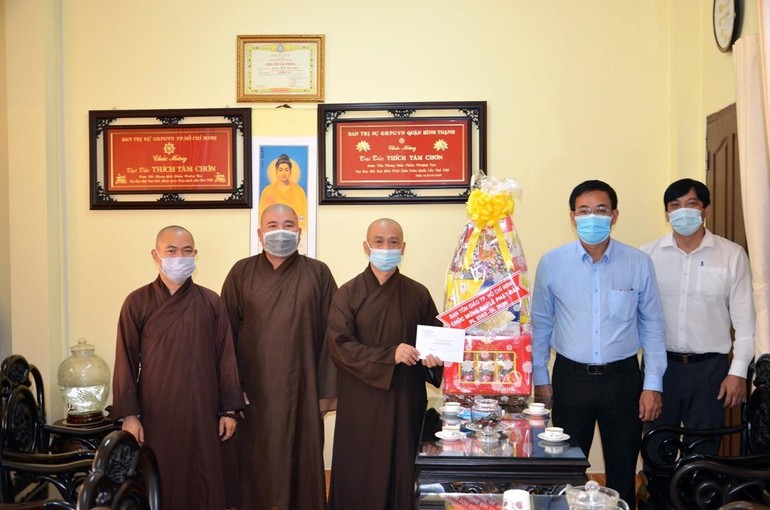 Ông Nguyễn Duy Tân trao quà chúc mừng Ban Trị sự GHPGVN quận Bình Thạnh