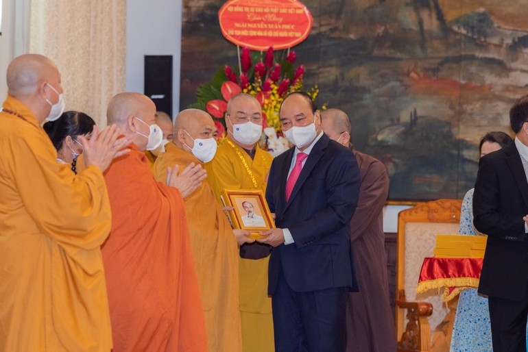 Chủ tịch nước trao ảnh chân dung Chủ tịch Hồ Chí Minh đến Hòa thượng Thích Giác Toàn - Ảnh: Đăng Huy